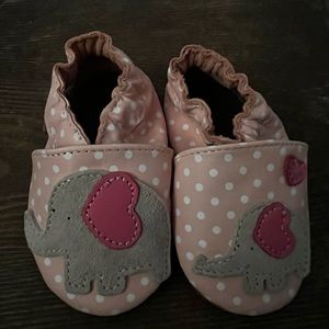 Robeez 0-6 Months Girls Soft Soles leather shoes. Never worn. Excellent.